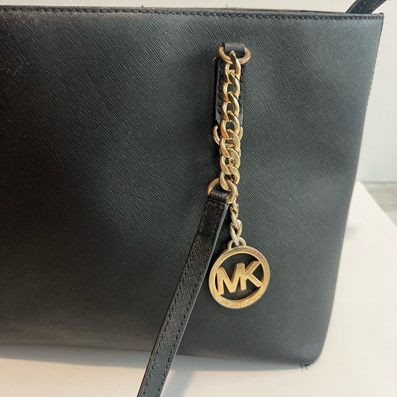 MICHAEL KORS Medium CHAIN LOGO
SHOULDER BAG - Picture 2 of 15